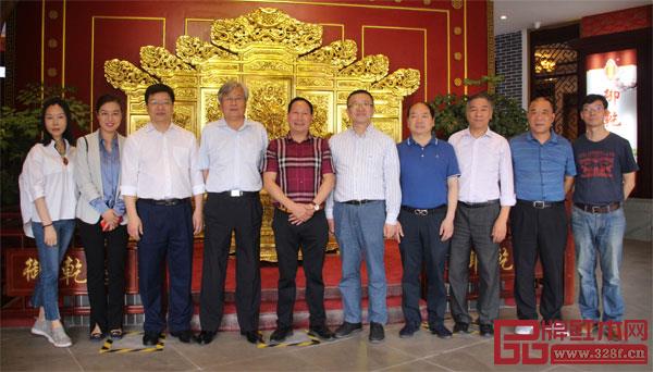 西泠印社老師們與浙江工藝美術行業人員走進御乾堂紅木,并與御乾堂紅木董事長馬海軍(左五)在展廳內合影 西泠印社老師們與浙江工藝美術行業人員走進御乾堂紅木,并與御乾堂紅木董事長馬海軍(左五)在展廳內合影
