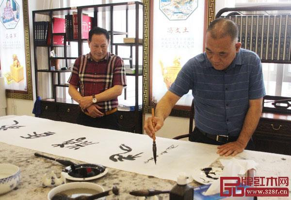 西泠印社老師們在御乾堂紅木展廳內即興揮毫 西泠印社老師們在御乾堂紅木展廳內即興揮毫