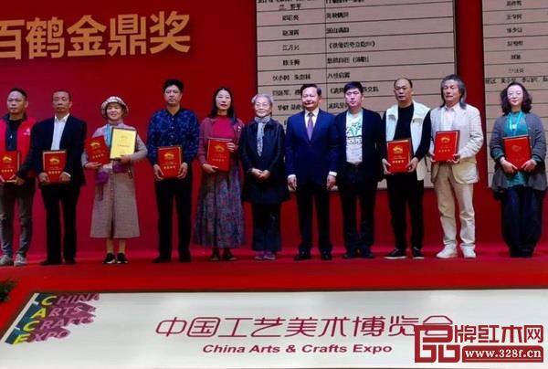 中國(guó)輕工業(yè)聯(lián)合會(huì)張崇和會(huì)長(zhǎng)(右五)向伍炳亮(右一)頒發(fā)本次大賽最高獎(jiǎng)“金鼎獎(jiǎng)” 中國(guó)輕工業(yè)聯(lián)合會(huì)張崇和會(huì)長(zhǎng)(右五)向伍炳亮(右一)頒發(fā)本次大賽最高獎(jiǎng)“金鼎獎(jiǎng)”