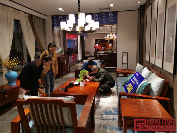 中信紅木居境標(biāo)準(zhǔn)店落戶四川瀘州,開業(yè)首日營(yíng)業(yè)額即破百萬(wàn)大關(guān) 中信紅木居境標(biāo)準(zhǔn)店落戶四川瀘州,開業(yè)首日營(yíng)業(yè)額即破百萬(wàn)大關(guān)