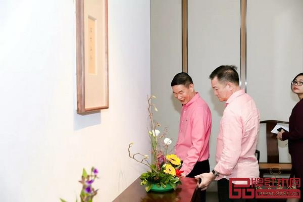 收藏愛好者齊聚一堂,共慶區(qū)氏家具(深圳)生活藝術(shù)空間揭牌 收藏愛好者齊聚一堂,共慶區(qū)氏家具(深圳)生活藝術(shù)空間揭牌