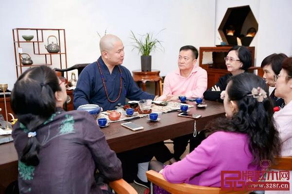 收藏愛好者齊聚一堂,共慶區(qū)氏家具(深圳)生活藝術(shù)空間揭牌 收藏愛好者齊聚一堂,共慶區(qū)氏家具(深圳)生活藝術(shù)空間揭牌