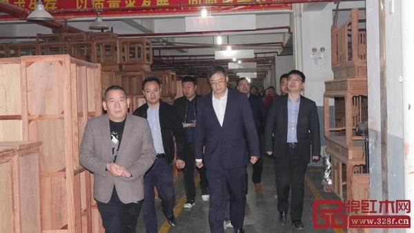 華廈·大不同董事長(zhǎng)陳田華(左一)陪同領(lǐng)導(dǎo)參觀工廠生產(chǎn).jpg 華廈·大不同董事長(zhǎng)陳田華(左一)陪同領(lǐng)導(dǎo)參觀工廠生產(chǎn).jpg