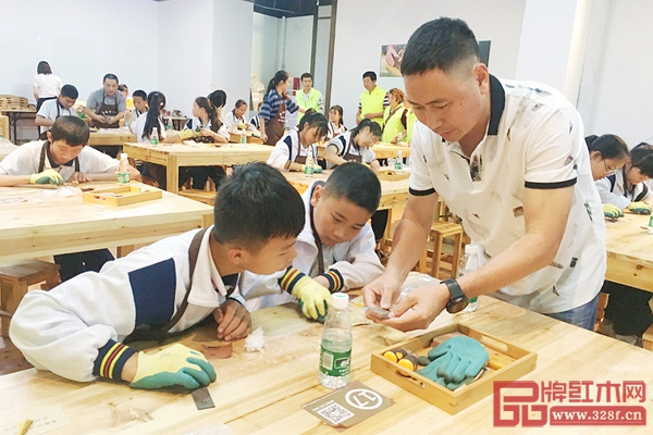 廣東省非物質文化遺產傳承人李仲良先生在為學生耐心講解 廣東省非物質文化遺產傳承人李仲良先生在為學生耐心講解