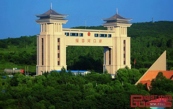 今年前三季度,綏芬河口岸共發運“哈綏俄亞”班列53列,共5666個標箱,貨值5.10億元,貨量8.50萬噸 今年前三季度,綏芬河口岸共發運“哈綏俄亞”班列53列,共5666個標箱,貨值5.10億元,貨量8.50萬噸