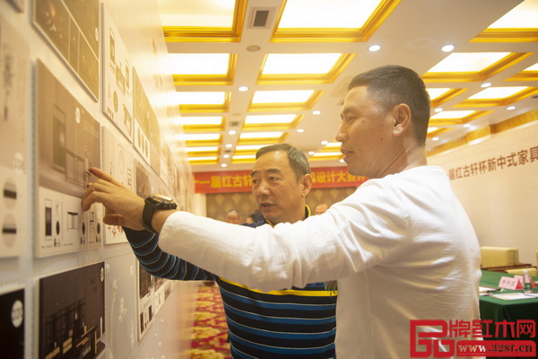 廣東省家具協會秘書長張承志先生（左）與紅古軒廠長李仲良先生（右）在評審中交流