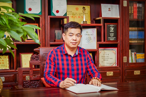 80后學術型企業(yè)家尹付林,將“潮”思維注入在傳統(tǒng)紅木行業(yè)中,推動“廣作”流派發(fā)展 80后學術型企業(yè)家尹付林,將“潮”思維注入在傳統(tǒng)紅木行業(yè)中,推動“廣作”流派發(fā)展