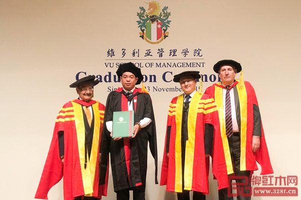 尹付林領取維多利亞國際商學院國際商務博士學位證書,并與學院領導、教授合影 尹付林領取維多利亞國際商學院國際商務博士學位證書,并與學院領導、教授合影