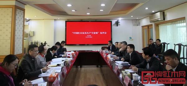 中山市大涌鎮(zhèn)接受由中國輕工聯(lián)合會和中國家具協(xié)會組織的專家考核驗(yàn)收組,對“中國紅木生產(chǎn)專業(yè)鎮(zhèn)”稱號進(jìn)行復(fù)審考評。 中山市大涌鎮(zhèn)接受由中國輕工聯(lián)合會和中國家具協(xié)會組織的專家考核驗(yàn)收組,對“中國紅木生產(chǎn)專業(yè)鎮(zhèn)”稱號進(jìn)行復(fù)審考評。