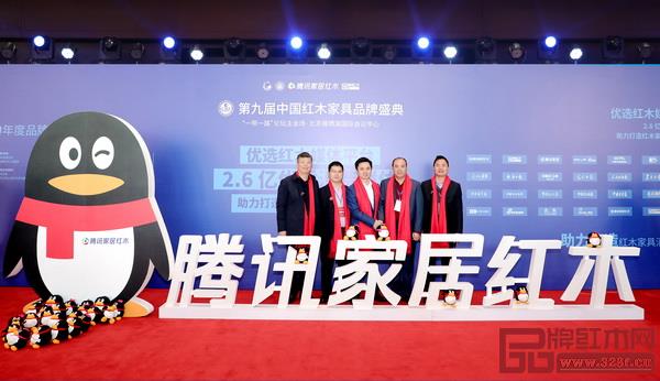萬盛宇紅木董事長蔣楨全(右二)與東陽木材交易中心總顧問金海軍(右一)、東陽市市場監督管理局副局長陸文獻(左一)、東陽經濟開發區紀委書記陸耿暉(左二)、弘木傳媒CEO林偉華(左三)出席紅木行業盛典 萬盛宇紅木董事長蔣楨全(右二)與東陽木材交易中心總顧問金海軍(右一)、東陽市市場監督管理局副局長陸文獻(左一)、東陽經濟開發區紀委書記陸耿暉(左二)、弘木傳媒CEO林偉華(左三)出席紅木行業盛典