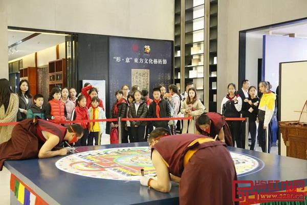 壇城沙畫藝術和“無形妙有”覺囊·唐卡藝術展,讓民眾在身邊感受廟堂之中的藏傳佛教文化和宗教藝術的博大精深 壇城沙畫藝術和“無形妙有”覺囊·唐卡藝術展,讓民眾在身邊感受廟堂之中的藏傳佛教文化和宗教藝術的博大精深