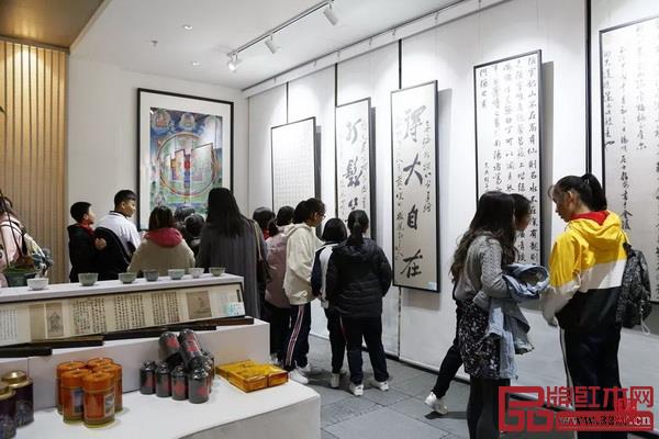 從東方花道藝術作品展示和插花體驗到藏茶藏香養生體驗、文創工藝品展覽等,吸引了眾多紅木家具愛好者 從東方花道藝術作品展示和插花體驗到藏茶藏香養生體驗、文創工藝品展覽等,吸引了眾多紅木家具愛好者