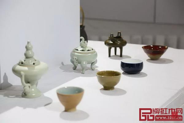 從東方花道藝術作品展示和插花體驗到藏茶藏香養生體驗、文創工藝品展覽等,吸引了眾多紅木家具愛好者 從東方花道藝術作品展示和插花體驗到藏茶藏香養生體驗、文創工藝品展覽等,吸引了眾多紅木家具愛好者