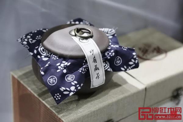 從東方花道藝術作品展示和插花體驗到藏茶藏香養生體驗、文創工藝品展覽等,吸引了眾多紅木家具愛好者 從東方花道藝術作品展示和插花體驗到藏茶藏香養生體驗、文創工藝品展覽等,吸引了眾多紅木家具愛好者