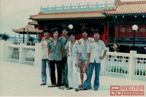 1989年,在陳新平(左二)的倡議和組織下,杜世春(右一)、陳正民(左四)等人的積極響應下,“大不同”工作隊正式成立。照片攝于1989年湛江畫舫 1989年,在陳新平(左二)的倡議和組織下,杜世春(右一)、陳正民(左四)等人的積極響應下,“大不同”工作隊正式成立。照片攝于1989年湛江畫舫