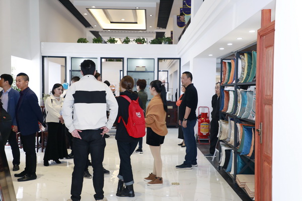 經銷商參觀恒達木業展廳,贊不絕口 經銷商參觀恒達木業展廳,贊不絕口