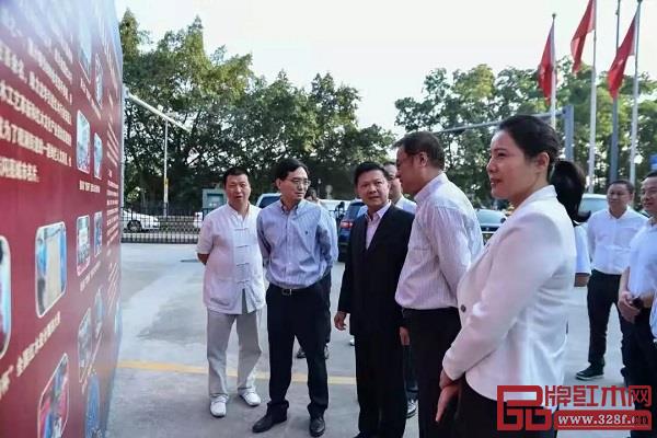 龍華區人力資源局局長陳智謙同志現場就競賽背景、歷屆概況及本屆比賽的相關情況等進行詳細介紹 龍華區人力資源局局長陳智謙同志現場就競賽背景、歷屆概況及本屆比賽的相關情況等進行詳細介紹