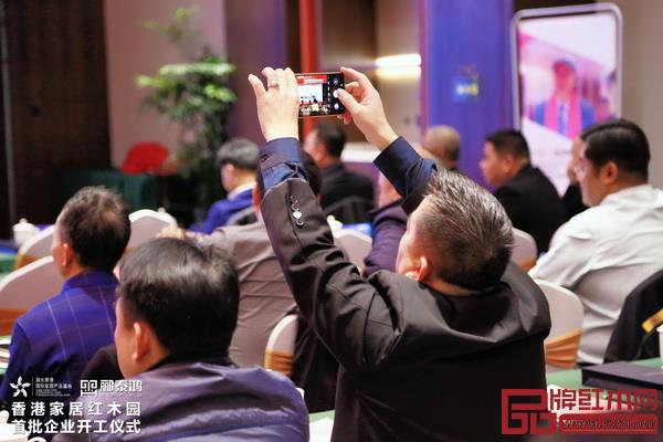 到場嘉賓認真傾聽,并拍照記錄 到場嘉賓認真傾聽,并拍照記錄