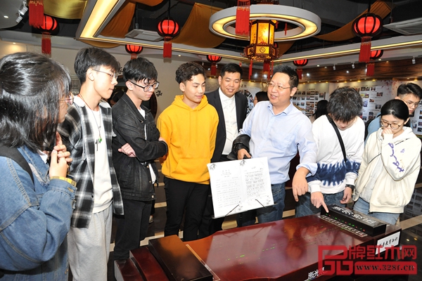 五邑大學(xué)的師生們近距離了解中國(guó)傳統(tǒng)工藝,感受紅木家具的魅力,學(xué)習(xí)紅木經(jīng)典文化 五邑大學(xué)的師生們近距離了解中國(guó)傳統(tǒng)工藝,感受紅木家具的魅力,學(xué)習(xí)紅木經(jīng)典文化