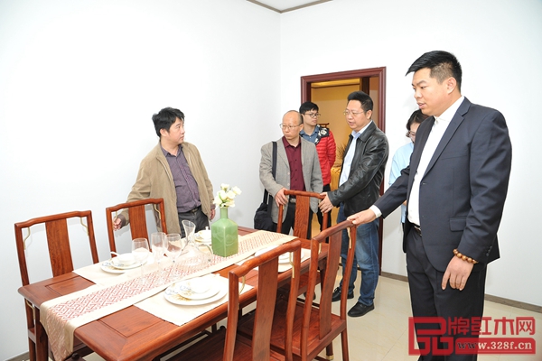 五邑大學(xué)的師生們近距離了解中國(guó)傳統(tǒng)工藝,感受紅木家具的魅力,學(xué)習(xí)紅木經(jīng)典文化 五邑大學(xué)的師生們近距離了解中國(guó)傳統(tǒng)工藝,感受紅木家具的魅力,學(xué)習(xí)紅木經(jīng)典文化