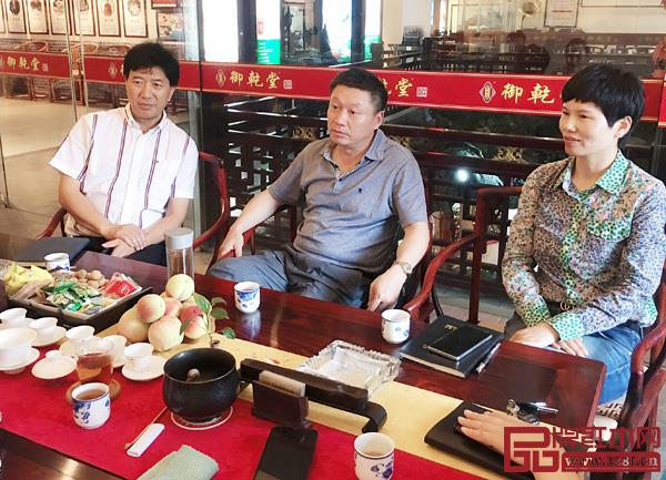 金華市科技局副局長胡衛國(中)在交流會上對御乾堂紅木在技改工作上的決心與力度表示了肯定 金華市科技局副局長胡衛國(中)在交流會上對御乾堂紅木在技改工作上的決心與力度表示了肯定