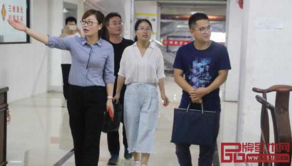 金華市科技局、東陽市科技局領導們對御乾堂紅木工廠進行實地考察 金華市科技局、東陽市科技局領導們對御乾堂紅木工廠進行實地考察