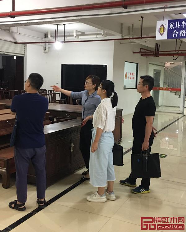 金華市科技局、東陽市科技局領導們對御乾堂紅木工廠進行實地考察 金華市科技局、東陽市科技局領導們對御乾堂紅木工廠進行實地考察