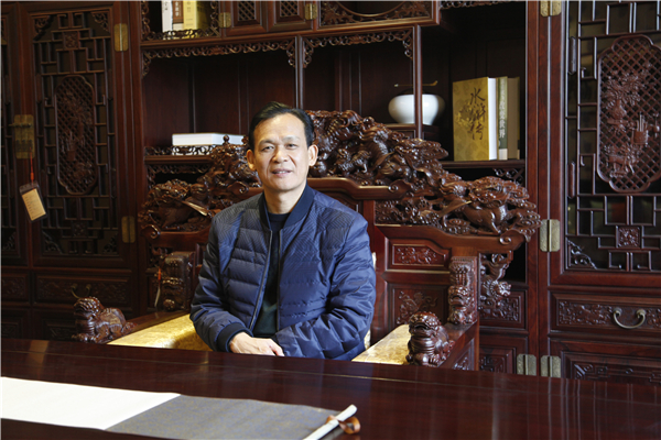 海強紅木在董事長馬海榮的領導下發展迅速.jpg