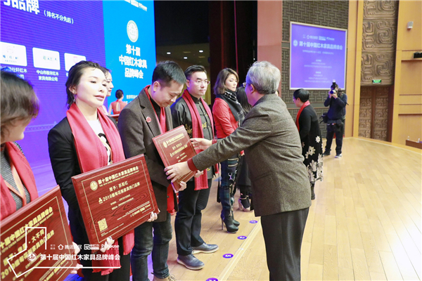 華南農業大學博士生導師李凱夫教授為雙洋紅木(左三)頒獎.jpg 華南農業大學博士生導師李凱夫教授為雙洋紅木(左三)頒獎.jpg