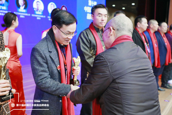 雄業紅木董事長鐘超雄榮獲“2019紅木家具十大風云企業家”，中國高等教育家具設計專業創始人胡景初為其頒獎