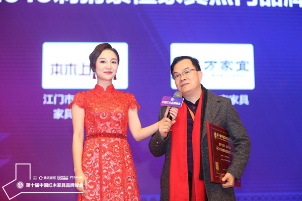 雄業·本木上造董事長鐘超雄正接受湖北衛視主持人劉熙燁的臺上采訪，向大家介紹雄業·本木上造刺猬紫檀家具的獨特魅力
