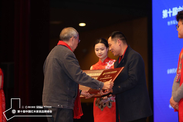 曹新民給萬事紅董事長蔣國洪頒發(fā)獎(jiǎng)牌 曹新民給萬事紅董事長蔣國洪頒發(fā)獎(jiǎng)牌