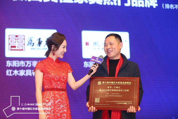 萬事紅董事長蔣國洪臺(tái)上接受湖北衛(wèi)視主持人劉熙燁采訪 萬事紅董事長蔣國洪臺(tái)上接受湖北衛(wèi)視主持人劉熙燁采訪