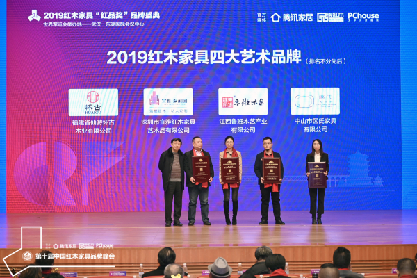 v泰和園總裁辦主任張茜(中)上臺接受授牌 v泰和園總裁辦主任張茜(中)上臺接受授牌
