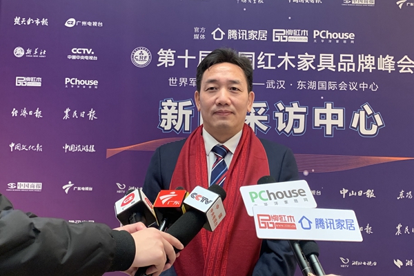 國方董事長陳新平正接受中央電視臺、廣東電視臺、廣州日報、騰訊家居、太平洋家居、品牌紅木等媒體的采訪