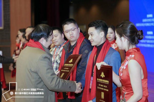 印巷森刻榮獲2019紅木家具十大新中式品牌,紅星美凱龍集團(tuán)高級(jí)顧問(wèn)吳為為為印巷森刻總經(jīng)理鄭宏藝頒牌 印巷森刻榮獲2019紅木家具十大新中式品牌,紅星美凱龍集團(tuán)高級(jí)顧問(wèn)吳為為為印巷森刻總經(jīng)理鄭宏藝頒牌