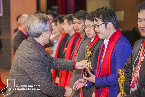 華南農業大學博士生導師李凱夫(左一)為富寶軒總經理張奕海(右一)頒發“2019紅木家具杰出青年企業家”獎杯 華南農業大學博士生導師李凱夫(左一)為富寶軒總經理張奕海(右一)頒發“2019紅木家具杰出青年企業家”獎杯