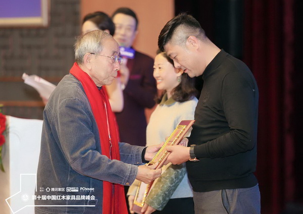 紅木家具著名技術專家曹新民為阿青嫂頒發全聯藝術紅木家具專業委員會委員單位牌匾 紅木家具著名技術專家曹新民為阿青嫂頒發全聯藝術紅木家具專業委員會委員單位牌匾