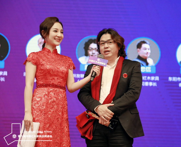 為紅木總裁戴愛國在接受采訪 為紅木總裁戴愛國在接受采訪