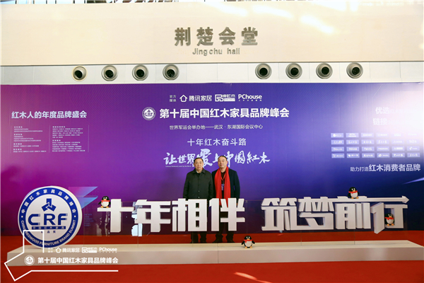 國務院參事室特邀研究員,國家人力資源與社會保障部原黨組副書記、常務副部長楊志明(左)與萬家宜董事長吳明月合影留念.jpg 國務院參事室特邀研究員,國家人力資源與社會保障部原黨組副書記、常務副部長楊志明(左)與萬家宜董事長吳明月合影留念.jpg