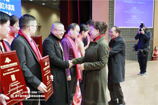 中國收藏家協會副會長維佳女士為越府紅木董事長葛亮攀頒獎.jpg 中國收藏家協會副會長維佳女士為越府紅木董事長葛亮攀頒獎.jpg