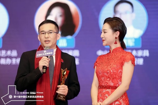 雅宋紅木總經理石擁軍接受湖北衛視主持人劉熙燁的采訪 雅宋紅木總經理石擁軍接受湖北衛視主持人劉熙燁的采訪