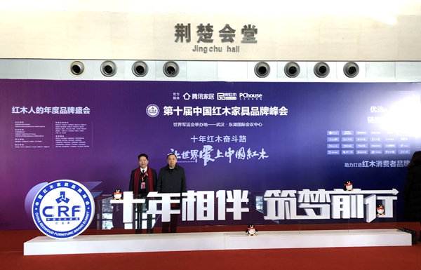 國家人力資源和社會保障部原黨組副書記、副部長楊志明(右一)與順泰軒·書香門第董事長劉勝長(左一)合影留念 國家人力資源和社會保障部原黨組副書記、副部長楊志明(右一)與順泰軒·書香門第董事長劉勝長(左一)合影留念