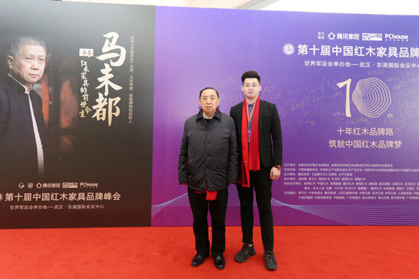 國務院參事室特邀研究員,國家人力資源與社會保障部原黨組副書記、常務副部長楊志明與志成紅木副總經理陳嘉誠合影留念 國務院參事室特邀研究員,國家人力資源與社會保障部原黨組副書記、常務副部長楊志明與志成紅木副總經理陳嘉誠合影留念