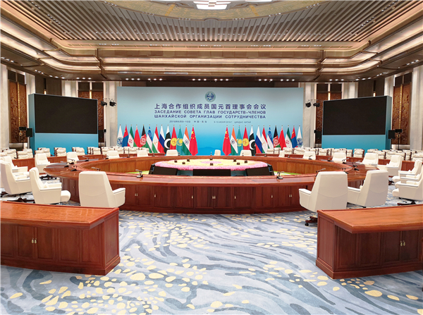 明堂紅木為上海合作組織成員國元首理事會第十八次會議提供現場使用的紅木家具.jpg 明堂紅木為上海合作組織成員國元首理事會第十八次會議提供現場使用的紅木家具.jpg