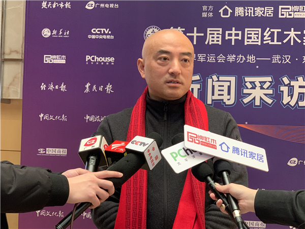 明堂紅木總經理助理徐志峰接受中央電視臺、廣東電視臺、騰訊家居、太平洋家居、品牌紅木網等媒體采訪.jpg 明堂紅木總經理助理徐志峰接受中央電視臺、廣東電視臺、騰訊家居、太平洋家居、品牌紅木網等媒體采訪.jpg