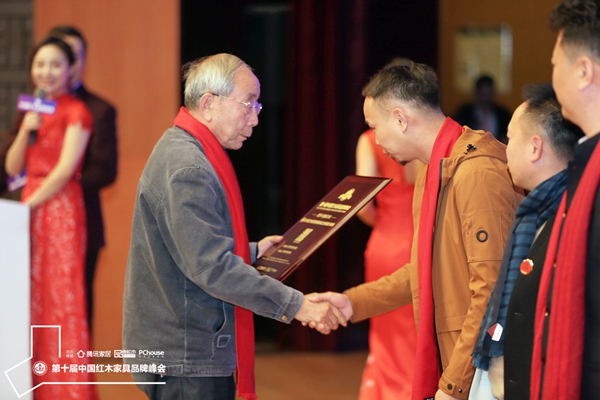 中國紅木家具技術專家曹新民(左一)為善者文化頒發“2019特具影響力紅木家具幕后品牌”獎牌,善者文化董事長關俊銘上臺領獎 中國紅木家具技術專家曹新民(左一)為善者文化頒發“2019特具影響力紅木家具幕后品牌”獎牌,善者文化董事長關俊銘上臺領獎