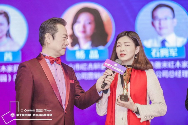 紅古軒營銷總監楊晶(右)作為“2019紅木家具杰出職業經理人”在頒獎現場接受中央電視臺知名主持人趙保樂(左)采訪 紅古軒營銷總監楊晶(右)作為“2019紅木家具杰出職業經理人”在頒獎現場接受中央電視臺知名主持人趙保樂(左)采訪