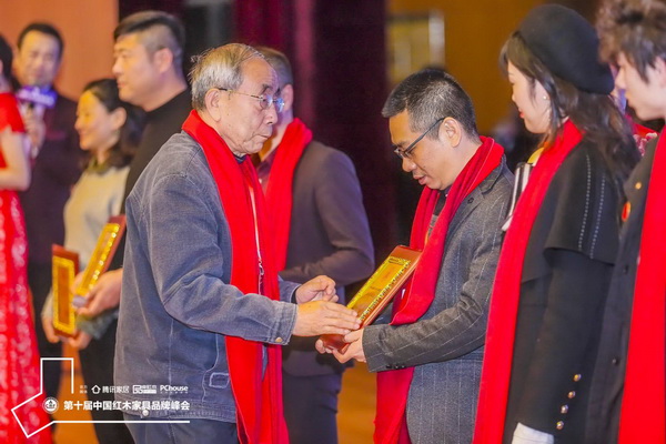 中國紅木家具技術專家曹新民(左一)為無名紅木董事長歐陽金濤(右三)頒發專委會委員單位牌匾 中國紅木家具技術專家曹新民(左一)為無名紅木董事長歐陽金濤(右三)頒發專委會委員單位牌匾