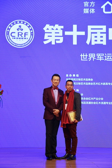 無名紅木董事長歐陽金濤(右)在紅木品牌峰會現場與中央電視臺知名主持人趙保樂(左)合影留念 無名紅木董事長歐陽金濤(右)在紅木品牌峰會現場與中央電視臺知名主持人趙保樂(左)合影留念